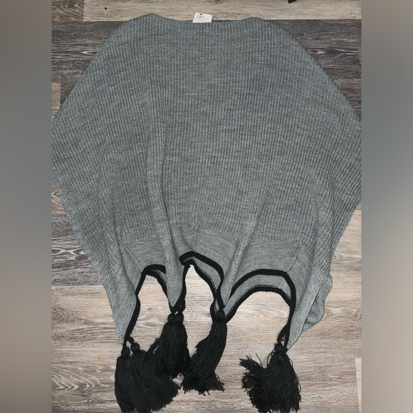 BNWT Vince Camuto Gray & Black Knit Poncho with Tassels - One Size - Picture 6 of 6